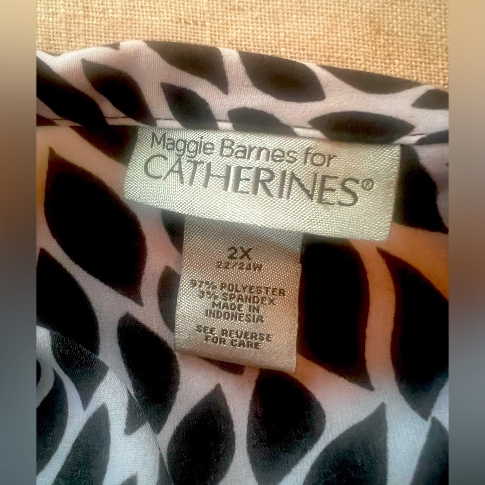 Maggie Barnes Black and Cream Abstract Print V-Neck Tunic - Picture 5 of 14